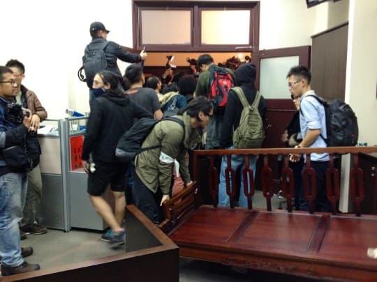 在行政院內，學生們用傢俱阻檔警察進入