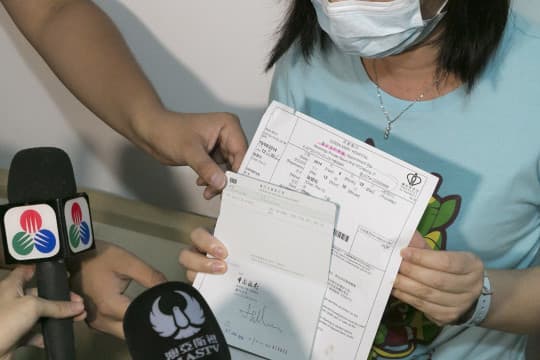 陳同學的母親蔡女士出示聯名戶口存摺及香港瑪麗醫院的覆診通知單