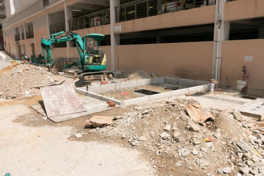 據記者現場所建，工程地點已建有兩個以石砌成的方格，估計是壓縮式垃圾桶擺放的位置。