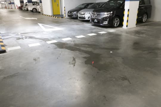記者上週到氹仔中央公園停車場，發現梯間以及停車場路面仍有滲水情況。