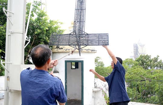 颱風天或吹黑球，工作人員都要趕回來掛起訊號標。