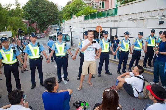 630倒陳大遊行後示威者欲步行上西望洋花園，與警方在現場對峙。