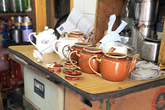 咖啡室仍然使用並式的瓷壺沖茶，瓦煲煮咖啡，極具風味。