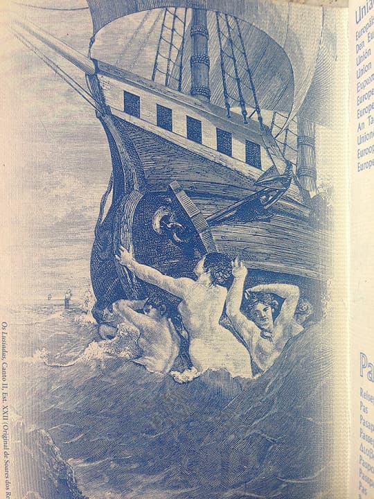 舊款葡國護照內頁的一幅圖畫，描述賈梅士的史詩Os Lusíadas第貳篇(Canto II)，講述華士古達伽傌的船隊駛向東方的情況，航海途中受到伏擊，後來得到天神的助佑，安然到達下一個站。（圖、文：「葡文無難度」專頁）