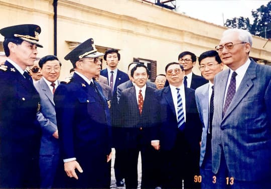 1990年，時任港澳辦副主任、澳門基本法起草委員會秘書長魯平(右一)訪澳，李向玉在旁擔任貼身翻譯。