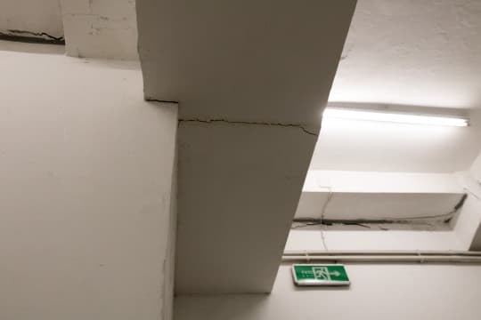裂縫多數出現在樑柱與牆身的接駁處