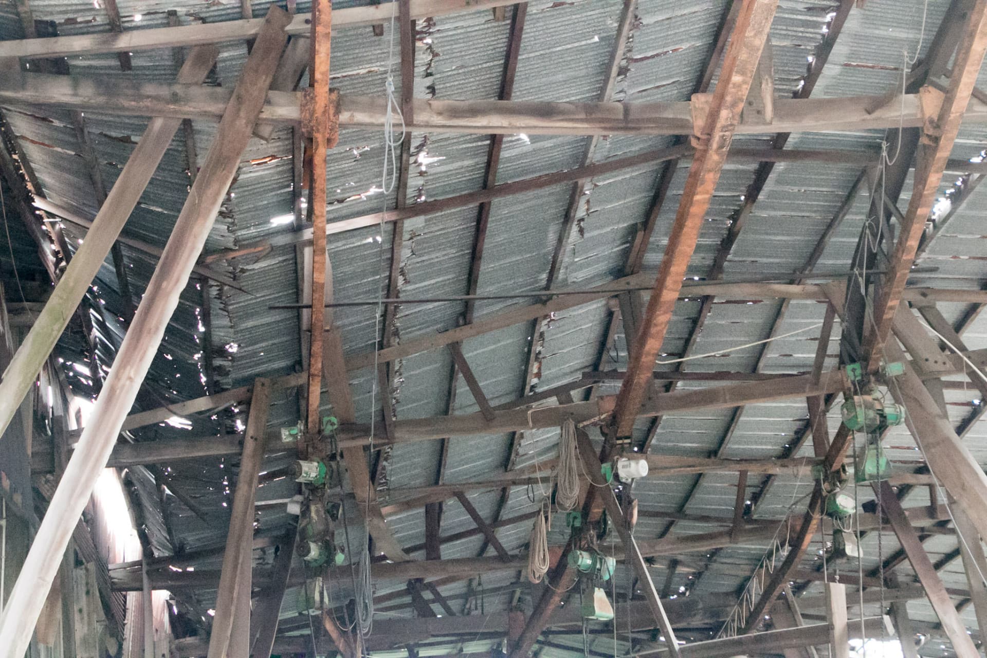 屋頂的木樑及鋼樑嚴重彎曲