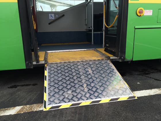 現時本澳有不少巴士設有斜板，供輪椅人士使用。 