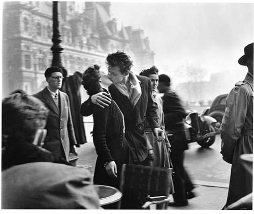 《市政廳前的親吻》法國攝影師羅伯特．杜瓦諾攝於1950年