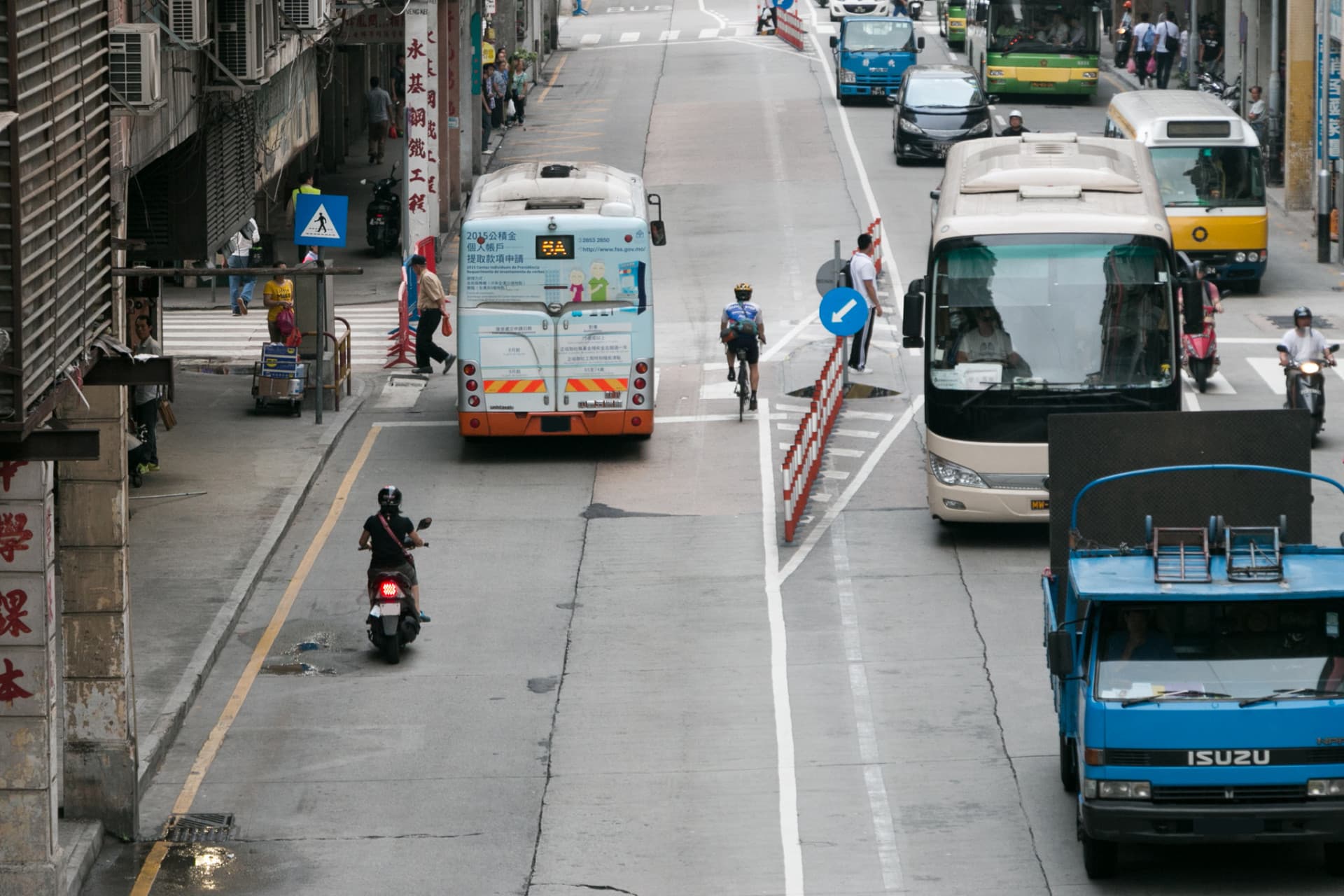公交專道試行期間，有電單車駕駛者誤闖專道。