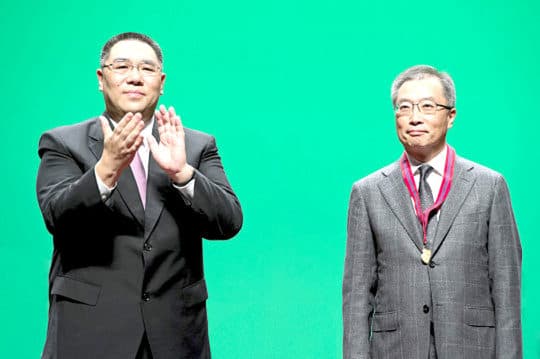  建置商會理事長謝思訓(右)被揭曾同時身兼多達7個諮詢組織。 