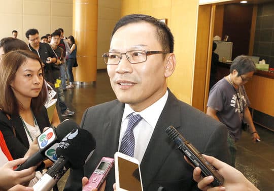 局長李燦烽是涉及換地案惟一仍然在位官員，工務局被質疑自已查自己。