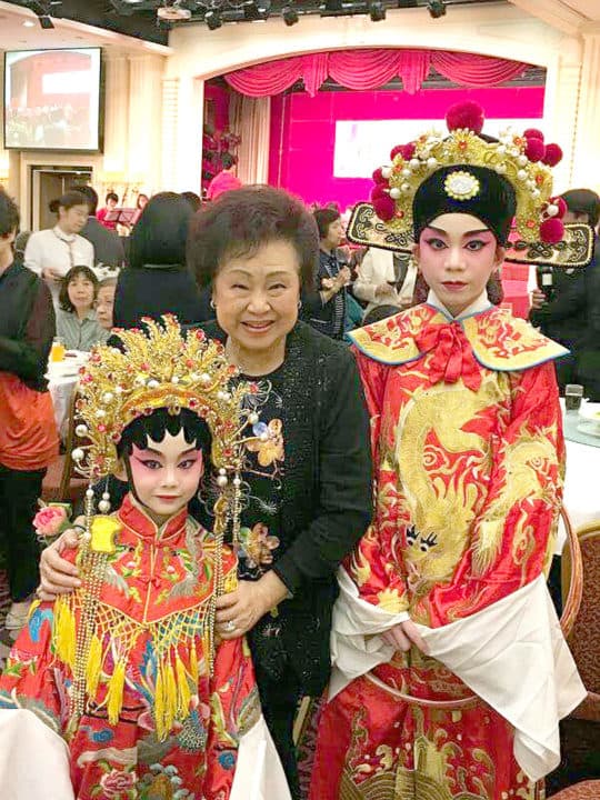 飾演帝女花的青少年學員與香港粵劇界演員譚倩紅合照