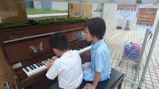 石排灣的小朋友看見鋼琴甚為好奇（相片由風盒子社區藝術發展協會提供）