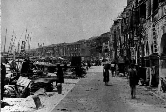 1903年的內港，在圖中的右邊可看到拱形騎樓，上掛有招牌。（圖片來源： 「Album Macau」，頁41）