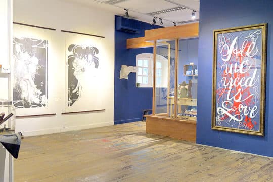 剛剛結束的《文藝起義──阿堅奴英文書法展》，為了配合藝術家的心思，整個展場油了寶藍色，之後工作人員要花費巨大力氣再回復成白色。