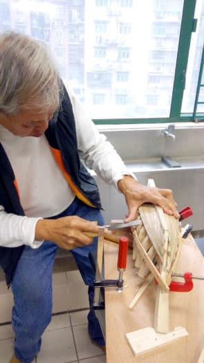 溫泉亦會應邀到學校教授製作木船技巧 。