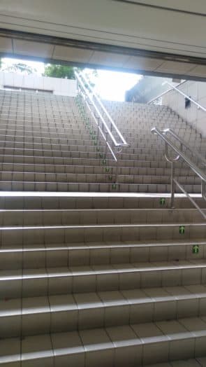 午後的陽光灑落在台北車站，而我因經常迷路而跑不少樓梯