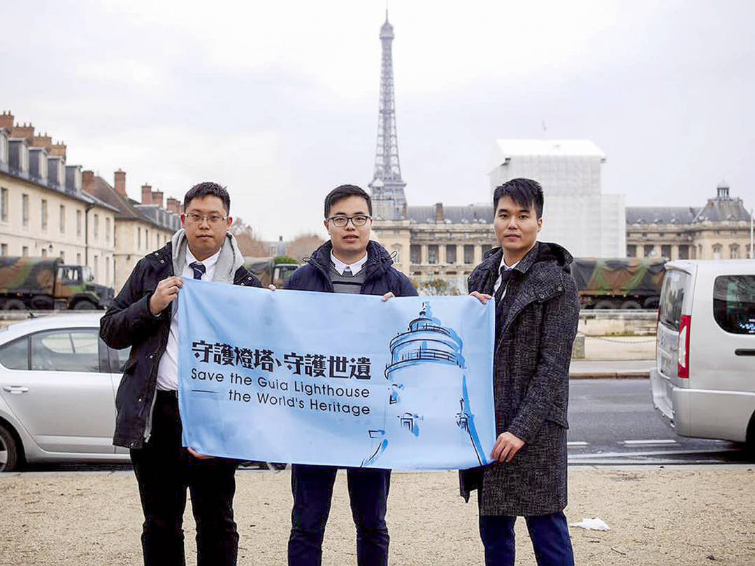 2016年新澳門學社鄭明軒、蘇嘉豪、周庭希到巴黎向聯合國反映東望洋燈塔保育危機 。