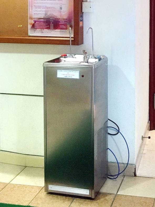 建議設罝使用提供冷熱溫三種水溫的公共過濾水機。