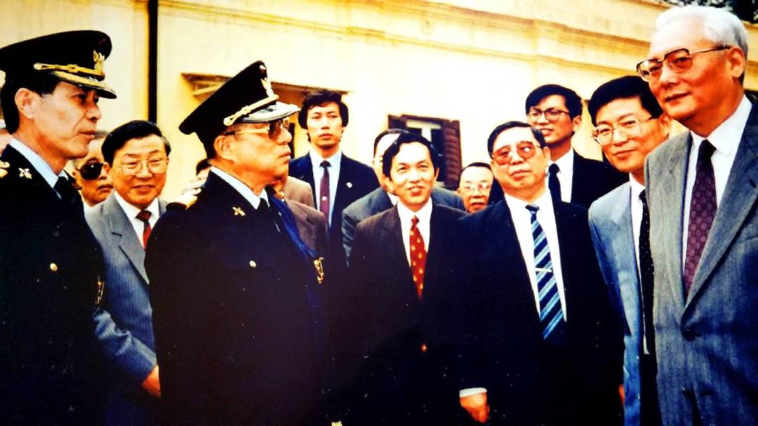 1990年，時任港澳辦副主任、澳門基本法起草委員會秘書長魯平(右一)訪澳，李向玉（古二）在旁擔任貼身翻譯。 