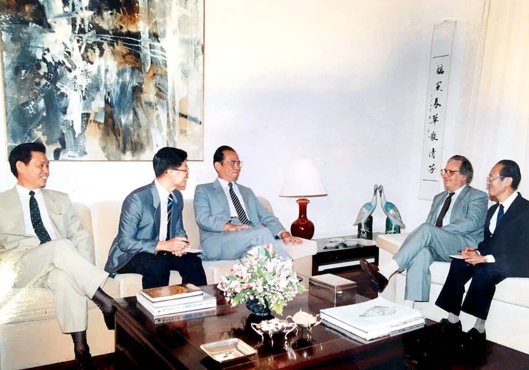 時任外交部副部長周南到訪澳門，與澳督文治文會晤。李向玉（左二）擔任翻譯。
