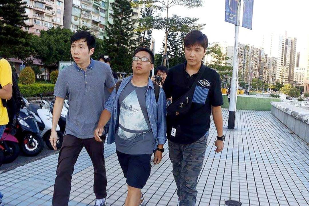 2014年「民間公投」期間，司警突然拘捕崔子釗及另外一名《愛瞞》記者。