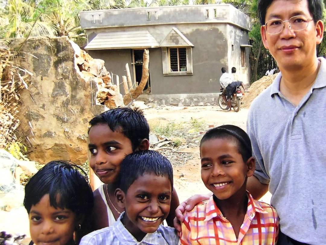 南亞海嘯後與印度兒童在重建房屋前攝。