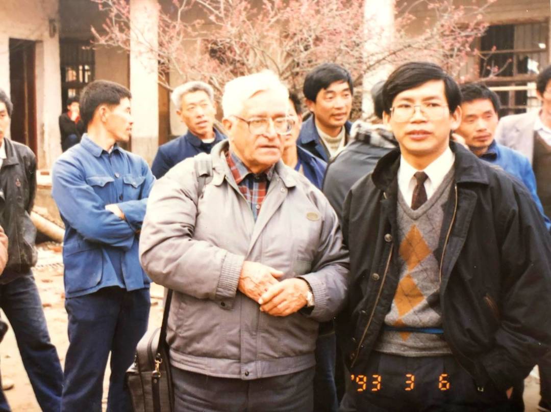 華東水災後訪安徽。陸毅神父（左）潘志明（右）。