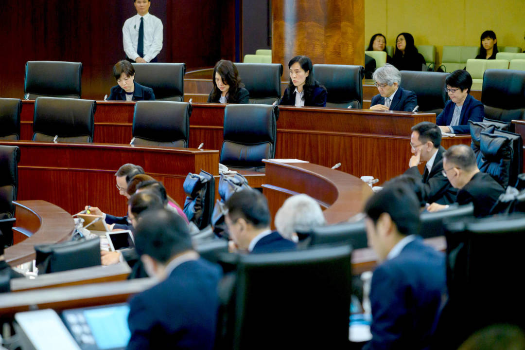 立法會舉行全體大會，社會文化司司長歐陽瑜回應由議員提出的口頭質詢。