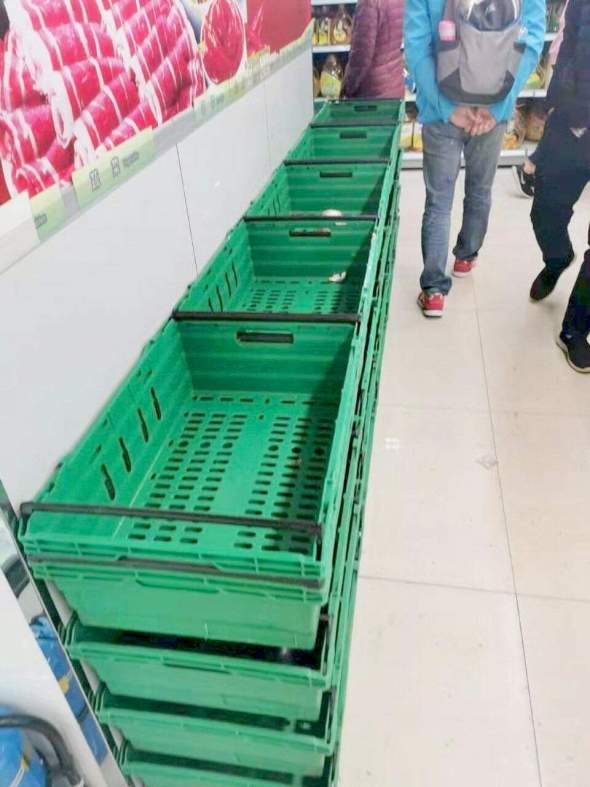 超市供應一度緊張，有家傭也因此到超市搶購。