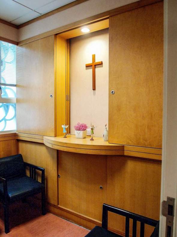 康寧中心也會照顧病人的靈性需要，提供給病人一個安靜獨處和祈禱的地方。