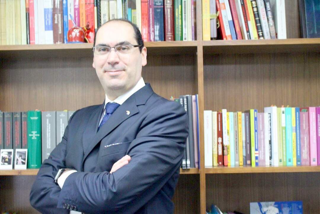 律師 Carlos Lobo（羅傑民）。