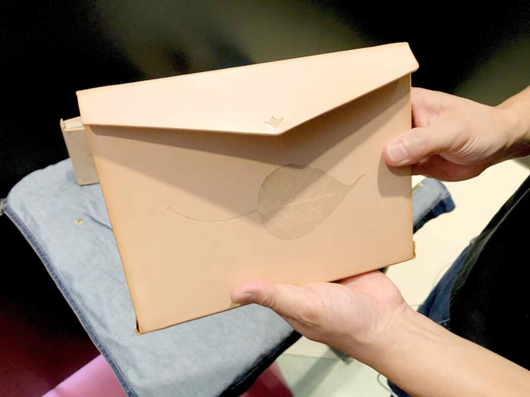 伊斯蘭式書籍裝幀共分兩類：書盒式裝幀（Box binding）和信封蓋板裝幀（Envelope-flap binding）。此為信封蓋板裝幀。