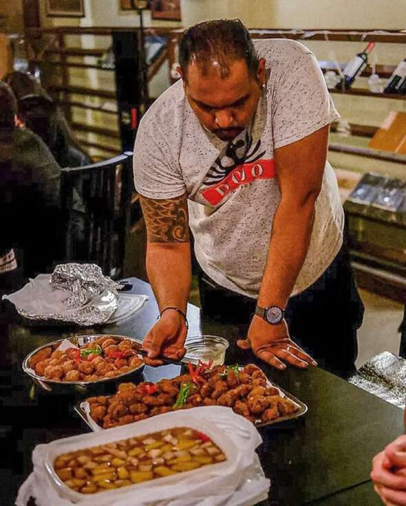 ⽑⾥裘斯廚師Yann與其他參加者分享特⾊街頭⼩⻝。相片來源：澳門語言暨文化推廣協會網頁