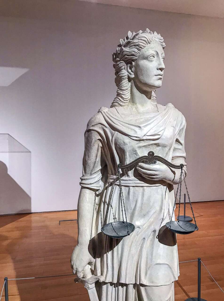 夏剛志創作的兩尊雕像，現正於藝術博物展出。