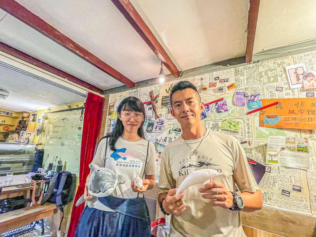澳門環保學生聯會會長陳俊明、香港海豚保育學會副會長麥希汶與兩人喜歡的海豚公仔拍照。