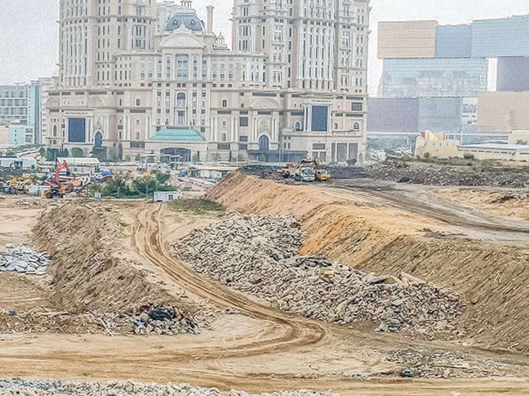 路氹建築廢料堆填區部份區域的堆放情況。圖片來源：環保局