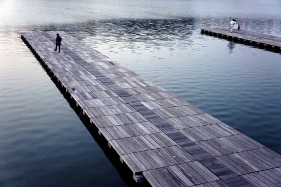 寧靜而美麗的西灣湖畔一向是市民安歇及舒展身心的小天堂