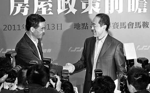 香港行政長官選舉黑材料浪接浪, 梁唐二人更被比喻為「狼豬決戰」