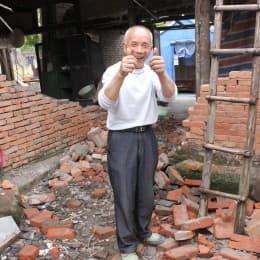 村民張伯房子雖倒塌，但見有心人送來支援，表示沒有遺憾