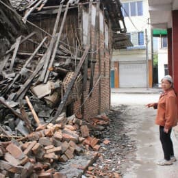 龍門鄉居民帶記者視察倒塌房屋