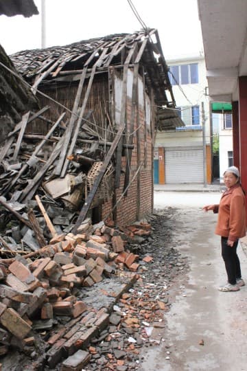  龍門鄉居民帶記者視察倒塌房屋