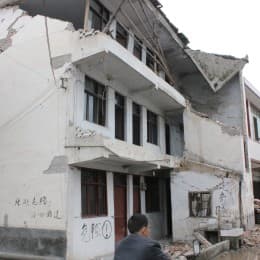 龍門鄉是其中一個重災居，九成以上房屋不能再入住