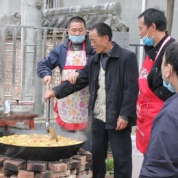 龍門鄉的災民特意為志願者做飯，更不容許災民「偷食」