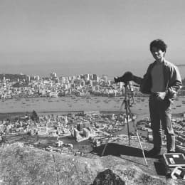 1986 從這年開始，漢哥差不多每月都到灣仔山拍攝澳門，當時在遠處的氹仔還未被「大開發」