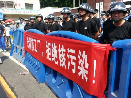 示威人士甚至將反核橫幅掛在市政府軍警圍欄上