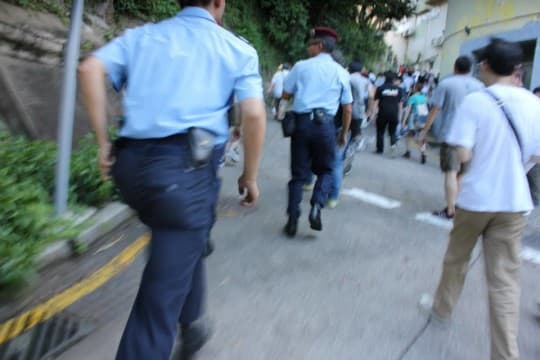 遊行結束後，部分市民到峰景酒店對開「散步」，此時大批治安警突然跑出來，企圖堵截。