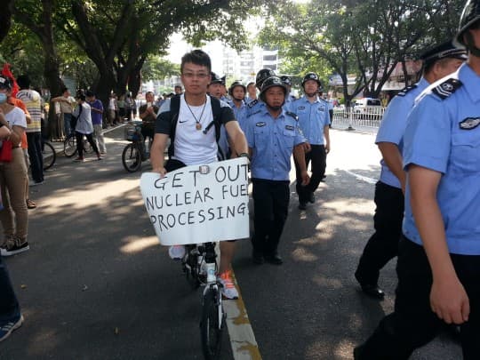 青年人以踩單車展示反核標語