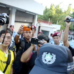 「倒陳」遊行中便衣警員全程近距離拍攝遊行人士和傳媒